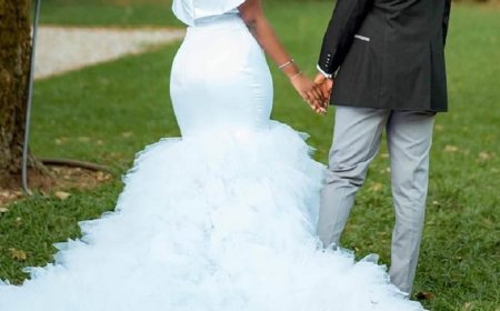 Abageni baraye ku Biro by'Akagari ka Rwampara mu Ijoro ry'Ubukwe