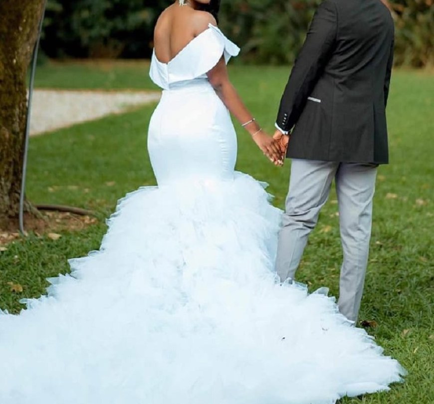 Abageni baraye ku Biro by'Akagari ka Rwampara mu Ijoro ry'Ubukwe