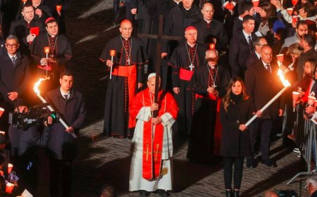Papa Leo XIV yikoreye umusaraba, byaherukaga kuba mu myaka irenga 30 ishize