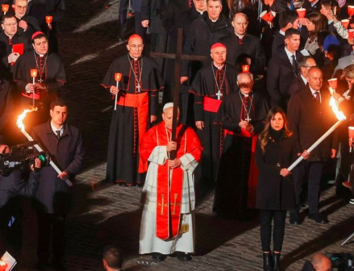 Papa Leo XIV yikoreye umusaraba, byaherukaga kuba mu myaka irenga 30 ishize