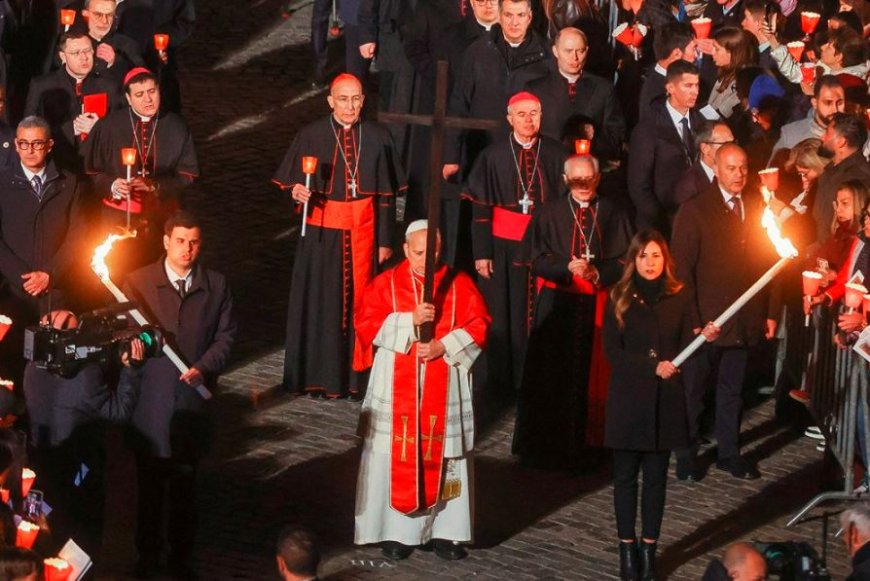 Papa Leo XIV yikoreye umusaraba, byaherukaga kuba mu myaka irenga 30 ishize